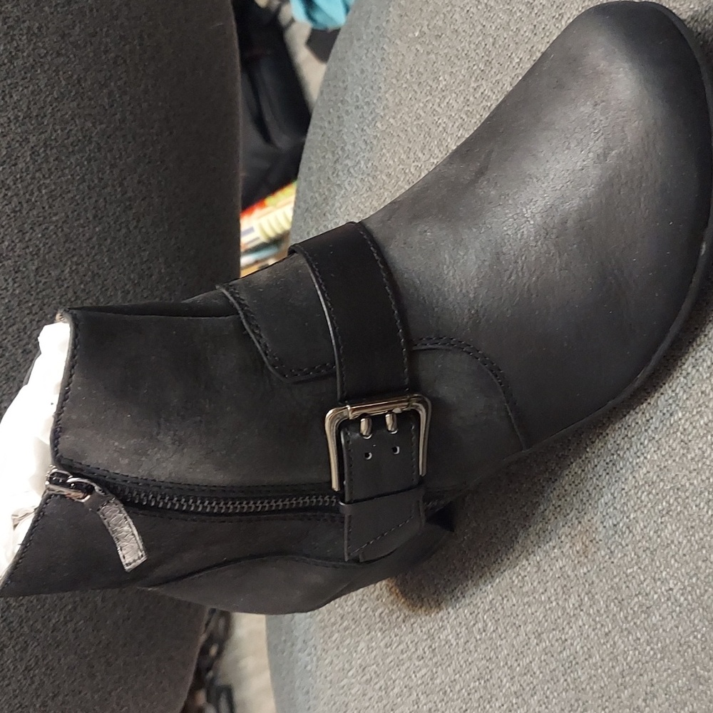 NEW Womens SOFFTSPOTS Saffron side zip bootie Black leather size 9W Retail $179
